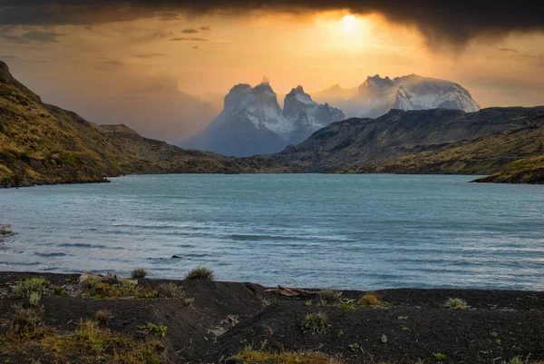 Zonsondergang Torres Del Paine Patagonië Chili Voorgrond Lake Pehoe Achtergrond — Stockfoto