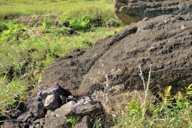 Moai heykelinin kalıntıları Rano Raraku Volkanik eteğinde, Şili 'nin Paskalya Adası' ndaki Arkeoloji sahasında yatıyor.