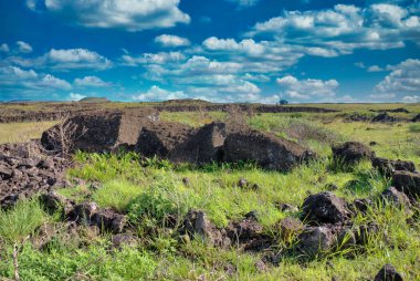 Paskalya Adası, Şili, Pascua Adası, Rapa Nui, Ahu Tepen köyünün eski sakinleri için kaya temelleri.
