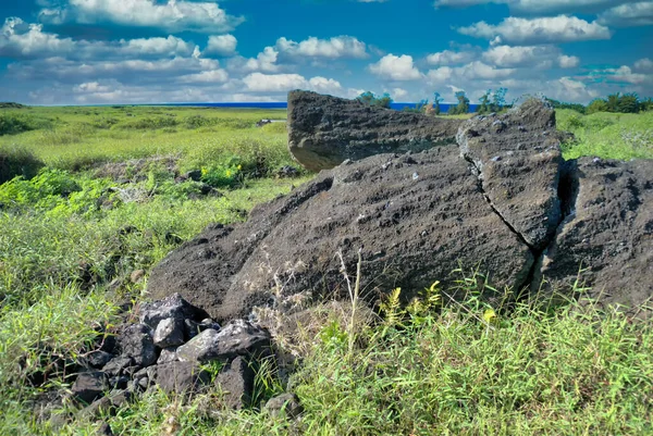 Restos Estátua Moai Deitada Chão Sopé Vulcão Rano Raraku Sítio — Fotografia de Stock