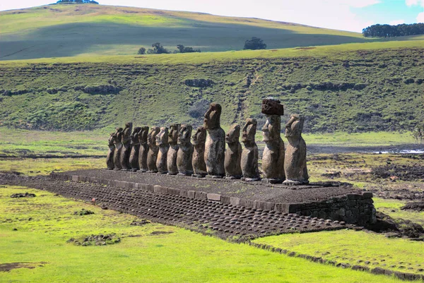 Δεκαπέντε Moai Του Νησιού Του Πάσχα Στον Ειρηνικό Ωκεανό Χιλή — Φωτογραφία Αρχείου