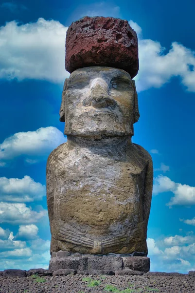 Pojedyncza Maoi Rzeźba Wulkaniczna Pod Błękitnym Niebem Wyspa Wielkanocna Chile — Zdjęcie stockowe