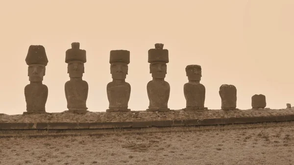 Seven Moai Ahu Nau Nau Playa Anakena Isla Pascua —  Fotos de Stock