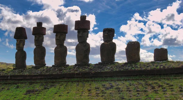 Seven Moai Ahu Nau Nau Сайті Allmovie — стокове фото