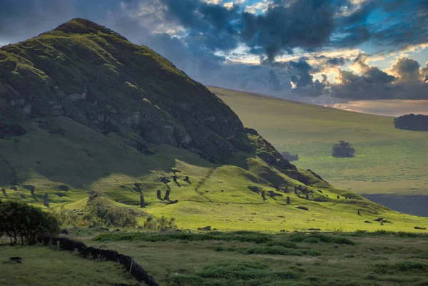 Paskalya Adası manzarasının arka planında Rano Raraku volkanı, Paskalya Adası 'nın yamaçları var. Paskalya Adası, Şili