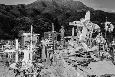Kuzey Şili 'nin Atacama Çölü' ndeki mezarlık Pan Amerikan otoyolu boyunca uzanıyor.