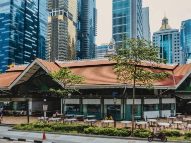 Singapur, Singapur - 05 Ağustos 2018: Ofis ve konut kuleleri Singapur şehir merkezindeki Lau Pa Sat yiyecek pazarları üzerinde yükseliyor.