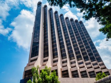 Singapur 'da tasarımın ve mimari unsurların güçlü detaylarına sahip devasa bir toplu konut kulesinin ön görüntüsü