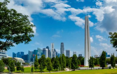 Savaş Anıtı Parkı 'ndan Singapur şehir merkezine bakın. Finans Bölgesi 'nin yüksek binaları görülebilir..