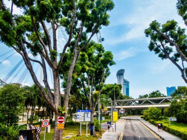 Singapur, Singapur - 05 Ağustos 2018 Flyer ve Marina Bay Sands Oteli şehir manzarası.