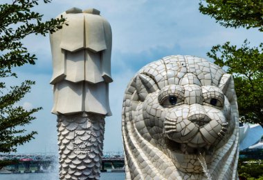 Singapur, Singapur - 05 Ağustos 2018 Marina Körfezi 'ndeki Merlion çeşmesini kapatın. Merlion, Singapur 'un maskotu ve ulusal kişiliği olarak kullanılan bir pazarlama ikonu..