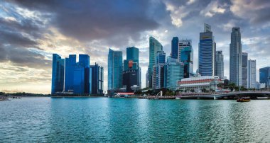 Singapur, Singapur, 5 Ağustos 2018: Denizden Singapur manzarası. İlk sıra, Clifford İskelesi ve Esplanade Köprüsü 'nün insanlarla dolu alçak binaları. Arka planda cam cepheli Citys gökdelenleri var. Monum.