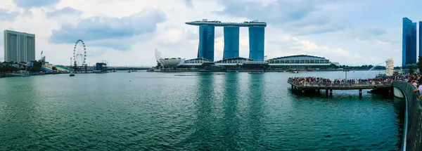 新加坡 新加坡 2018年8月5日 滨海湾位于新加坡中心商务区 是以滨海湾金沙酒店及艺术科学馆为背景的热门旅游景点 — 图库照片