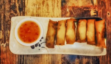 Sebze, çubuk ve tatlı ekşi soslu börek..