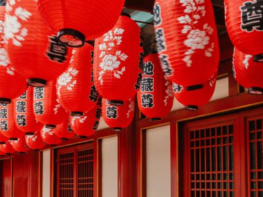 Çin mahallesindeki kırmızı bir cepheye karşı Çin fenerleri.