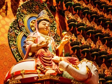 Singapur 'un Çin Mahallesi' nde bulunan Diş Kalıntısı Tapınağı 'nın içindeki Buda heykeli.