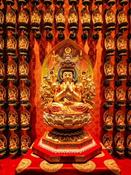 Статуя Будды Внутри Храма Зубной Реликвии Расположенного Районе Чайнатаун Сингапуре — стоковое фото