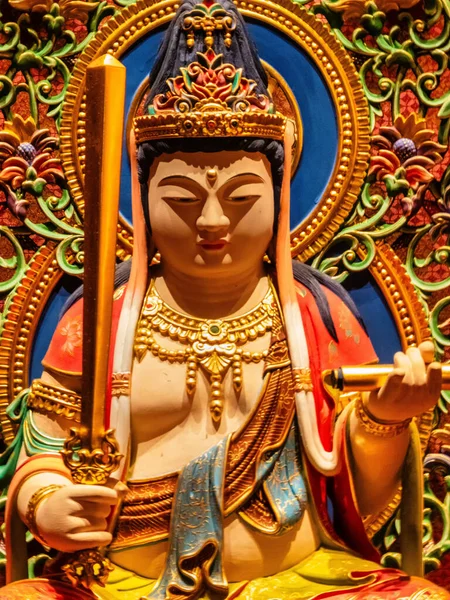 Скульптура Мечом Одной Руке Маятником Другой Храма Будды Сингапур — стоковое фото