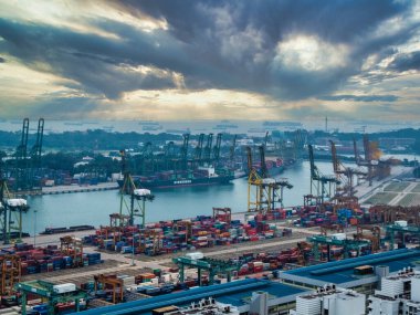 Singapur, Singapur - 05 Ağustos 2018: Singapur Limanı 'ndaki bir konteyner terminalinin inanılmaz görüntüsü. Nakliye sahasında gemiden karaya sıralı vinçler