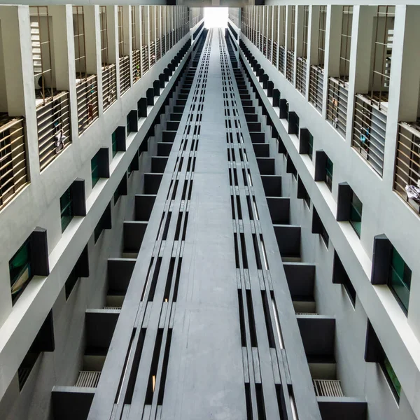 Abstraktes Äußere Eines Modernen Gebäudes Der Innenstadt Singapurs Mit Symmetrischen — Stockfoto