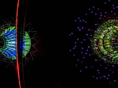 Singapur, Singapur - 08 Ağustos 2018: Singapur, Singapur 'daki Garden By The Bay' deki gösteriyi izleyenler için Büyük Ağaç Işığı Gecesi