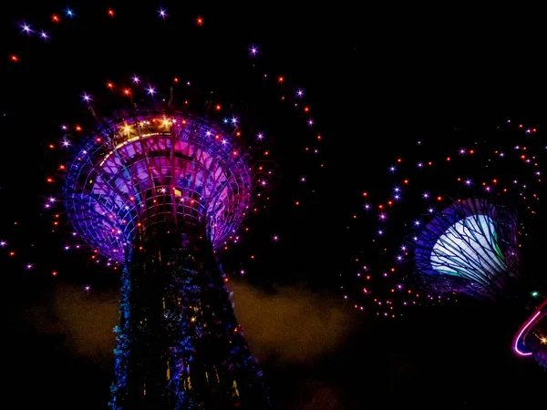 Singapur, Singapur - 08 Ağustos 2018: Gece vakti Singapur Körfezi 'nin yanındaki güzel fütürik yeşil uzay bahçesi