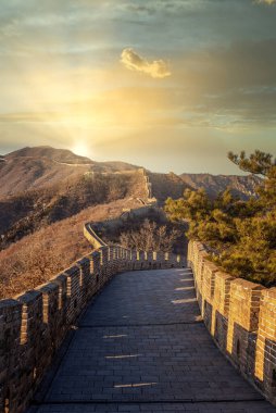 Meşhur Çin Seddi, Mutianyu Bölümü, Pekin şehrinin yakınında yer alıyor.