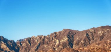 Mutianyu, Çin - Çin Seddi sıradağlarının manzara manzarası. Duvar 6000 kilometreye kadar uzanıyor.