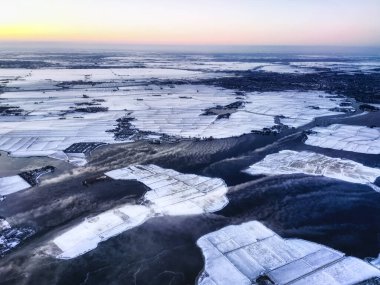 Kırsal alan, karla kaplı tarım alanı, yukarıdan Hollanda..