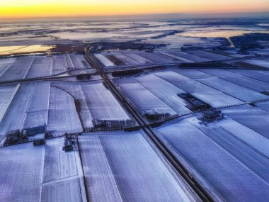 Kırsal alan, karla kaplı tarım alanı, yukarıdan Hollanda..