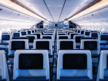 Modern yolcu uçağının içi (geniş gövdeli).)