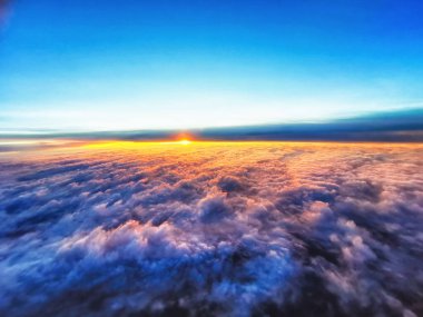 Güzel günbatımı gökyüzü ve bulut manzarası, yüksek irtifa manzarası.