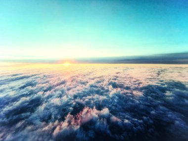 Güzel günbatımı gökyüzü ve bulut manzarası, yüksek irtifa manzarası.