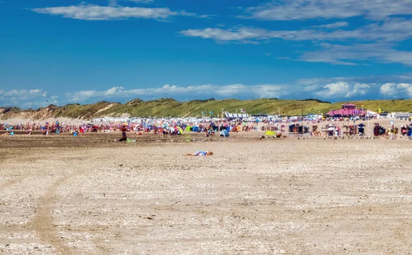 Arka Plan Kullanımı Için Birçok Turistin Bulunduğu Plaj Manzarasının Bulanık — Stok fotoğraf