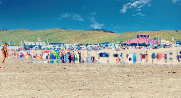 Waas Beeld Van Het Strand Landschap Met Veel Toeristen Voor — Stockfoto