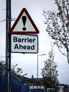 Belfast, Kuzey İrlanda 'daki milliyetçi ve sendikacı (veya Katolik ve Protestan) mahalleleri ayıran sözde barış duvarlarından birinin bir bölümü..