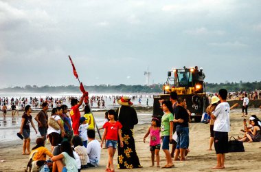 Bali, Endonezya - 1 Ekim 2008: Bali 'de turistik bölge Kuta Plajı