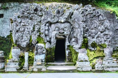 Goa Gajah Tapınağı 'nın girişi (Fil mağarası olarak da bilinir) Ubud, Bali - Endonezya yakınlarındaki kayalara çeşitli tehlikeli yaratıklar ve iblisler oyulmuştur.