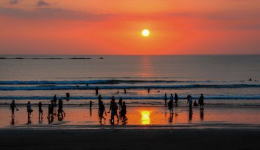 Kuta Sahili 'nde gün batımı anı bekleyen bir sürü insan..