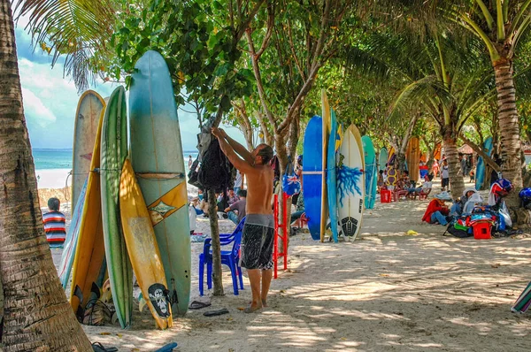 Bali, Endonezya - 1 Ekim 2008: Bali 'de turistik bölge Kuta Plajı