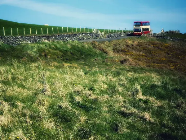 Klasický Dvoupatrový Autobus Projíždějící Zelenou Krajinou Ostrova Man Velká Británie — Stock fotografie