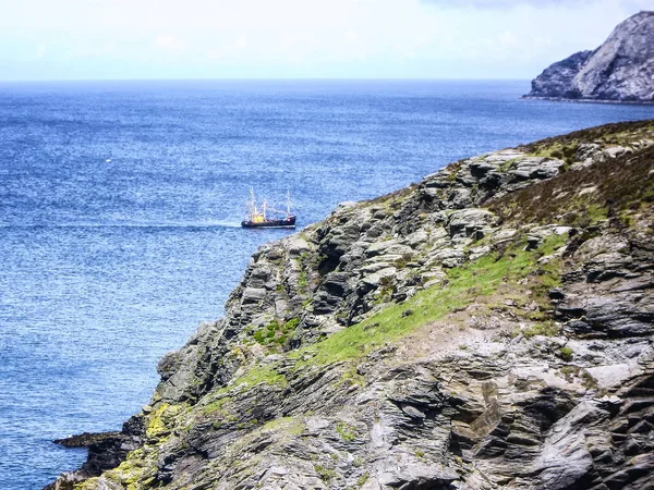 Fiskebåt Rundar Douglas Bege Dig Längs Isle Mans Vackra Karga — Stockfoto