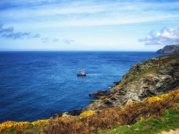 Łódka Rybacka Okrążająca Douglas Head Wybrzeży Wyspy Man Wildflowers Rosną — Zdjęcie stockowe