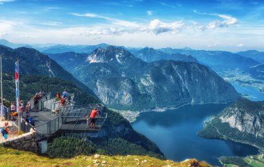 Obertraun, Avusturya - 12 Ağustos 2021: Alplerdeki en muhteşem izleme platformu üzerinde beş parmaklı turistler. Yaklaşık 400 m (1200 ft) derinliğinde bir uçurumun üzerine inşa edilmiştir..