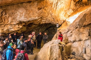 Dünyanın en büyük karst mağaralarından biri olan Mammuthhle Mağarası 'ndaki seyahatte turistler. Yukarı Avusturya' daki Dachstein Dağı 'nda..