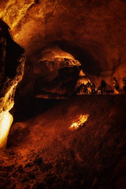 Dünyanın en büyük karst mağaralarından biri olan Mammuthhle Mağarası 'ndaki seyahatte turistler. Yukarı Avusturya' daki Dachstein Dağı 'nda..