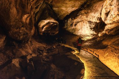 Dünyanın en büyük karst mağaralarından biri olan Mammuthhle Mağarası 'ndaki seyahatte turistler. Yukarı Avusturya' daki Dachstein Dağı 'nda..