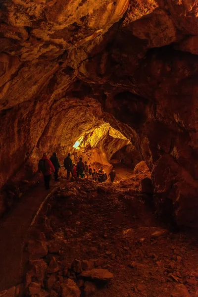 Turistas Durante Expedição Caverna Mammuthhle Uma Das Maiores Cavernas Carste — Fotografia de Stock