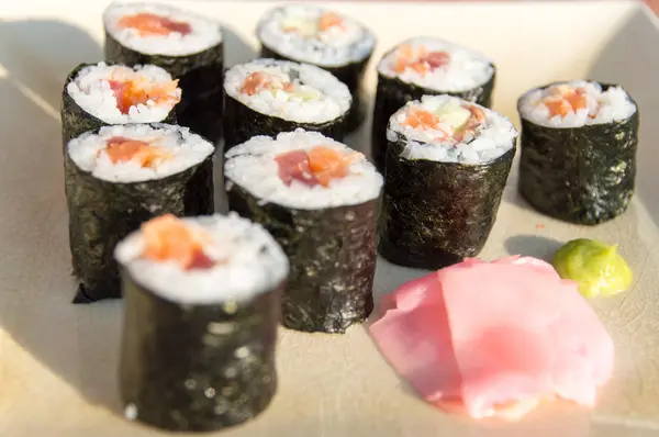 Maki van zalm en ei rolt met gember en wasabi aan de kant — Stockfoto