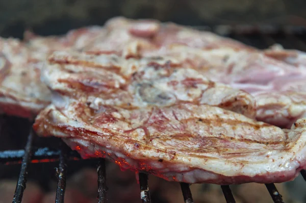 Costeleta de cordeiro no churrasco — Fotografia de Stock